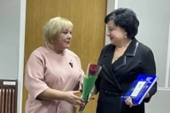 Член Совета Республики А.Смоляк удостоена нагрудного знака «115 лет профсоюзу»