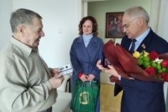 Член Совета Республики Ю.Деркач поздравил ветеранов труда